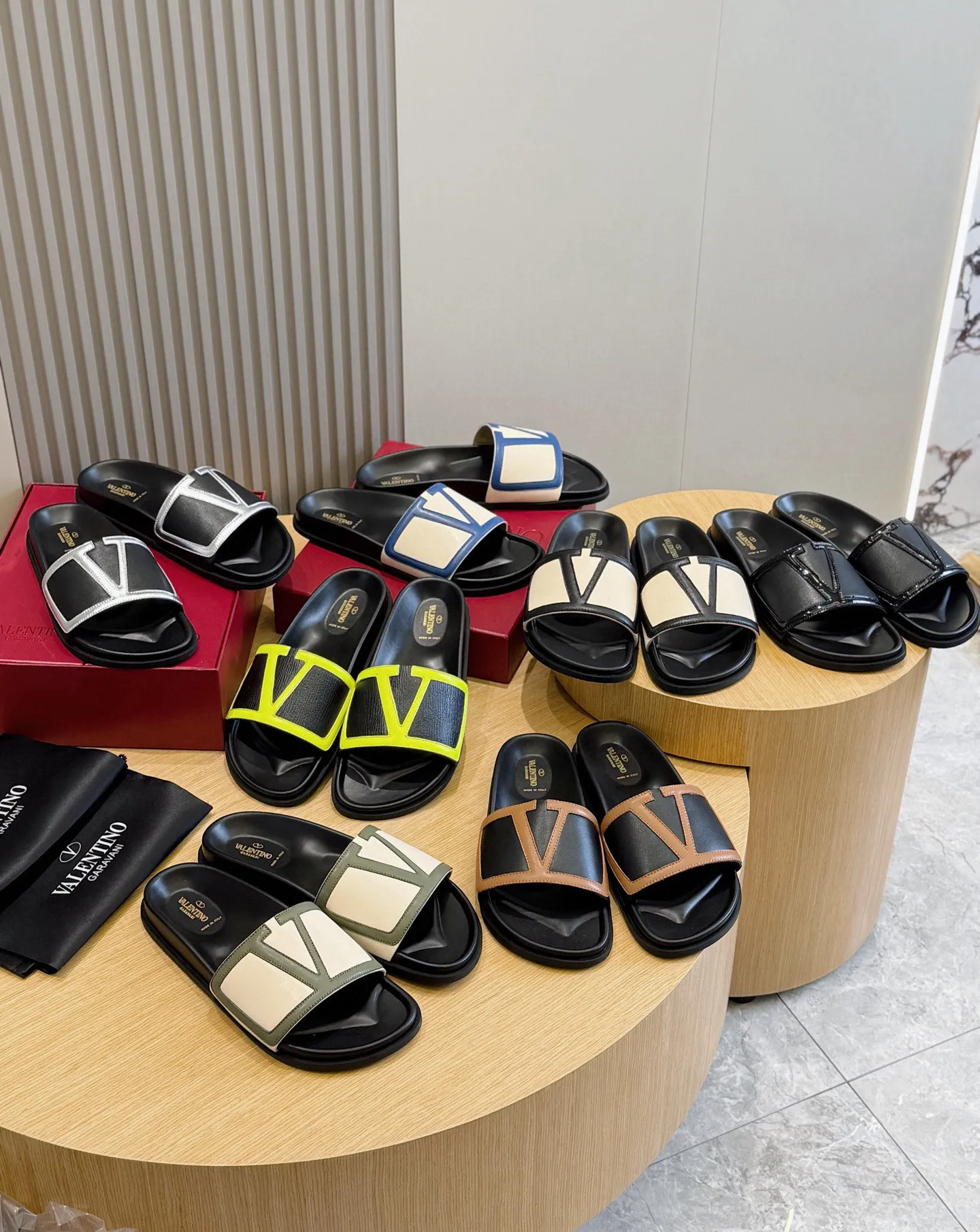 [VALENTINO] Top P: 540💰 Size: 39-44 (customized at 38.45) 🆕2025VLT — Valentino’s latest summer men’s slippers. The use of imported cowhide elements on slippers has been sublimated! It is worthy of recognition both visually and in terms of quality. Excellent quality, comfortable and durable! The embellishment of the perforated V hardware on the toe adds a sense of fashion! Cowhide feet